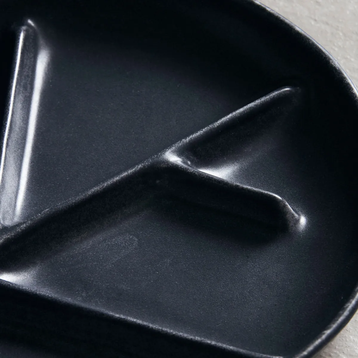 Branch プレート Ø22.3 cm, dark grey House Doctor | ハウスドクター