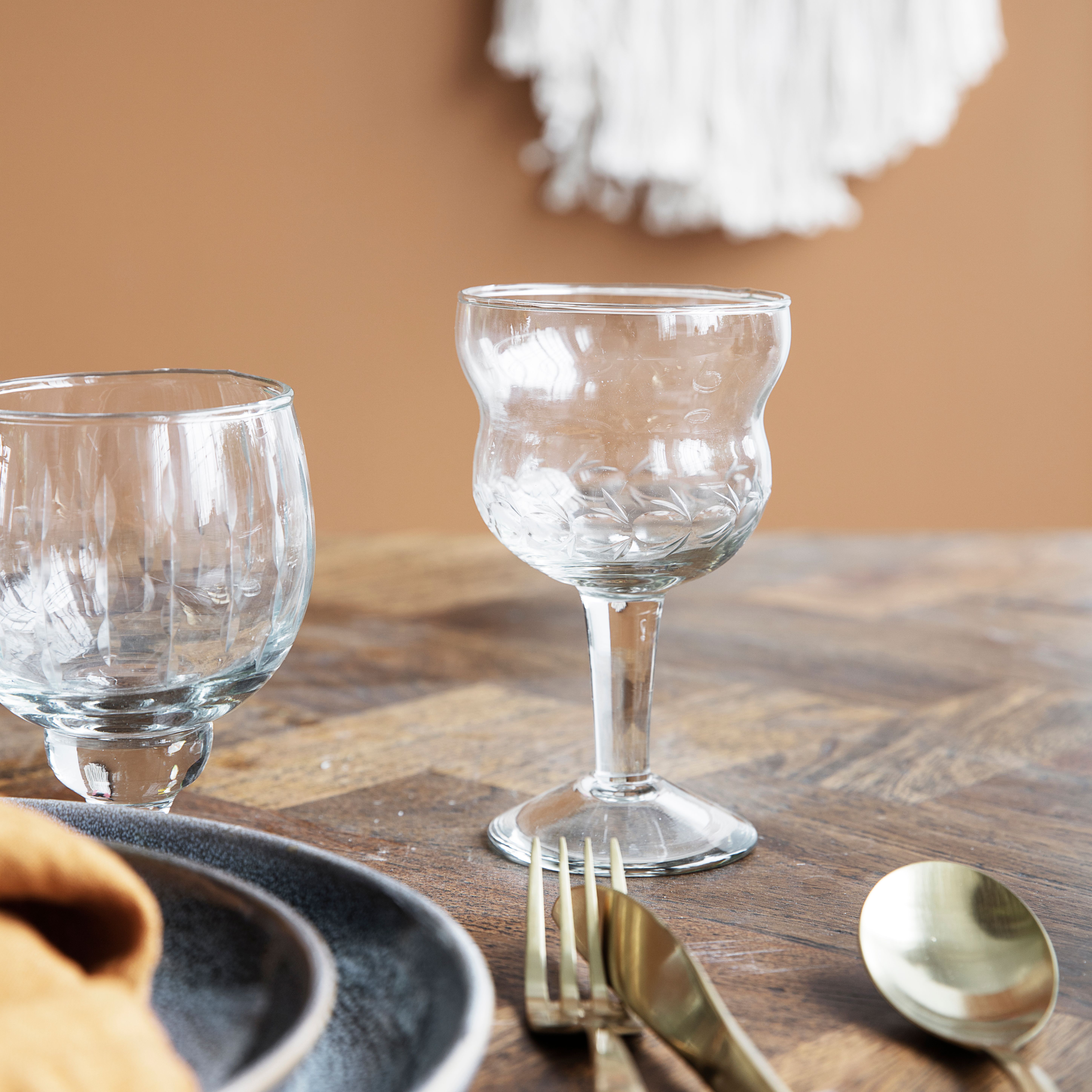 クラシック エレガントな赤ワイングラスを味わうガラス製品用の2つの