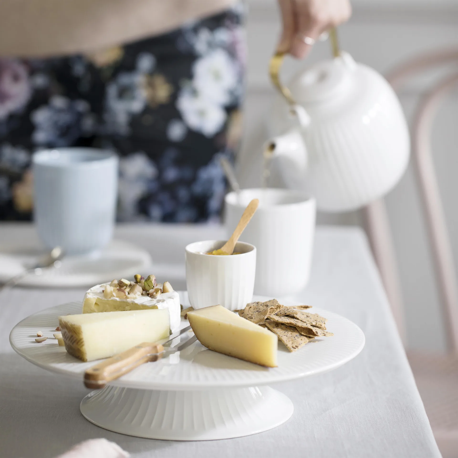 ハンマースホイ ベース付きケーキ皿 Ø30 cm, white Kähler | ケーラー