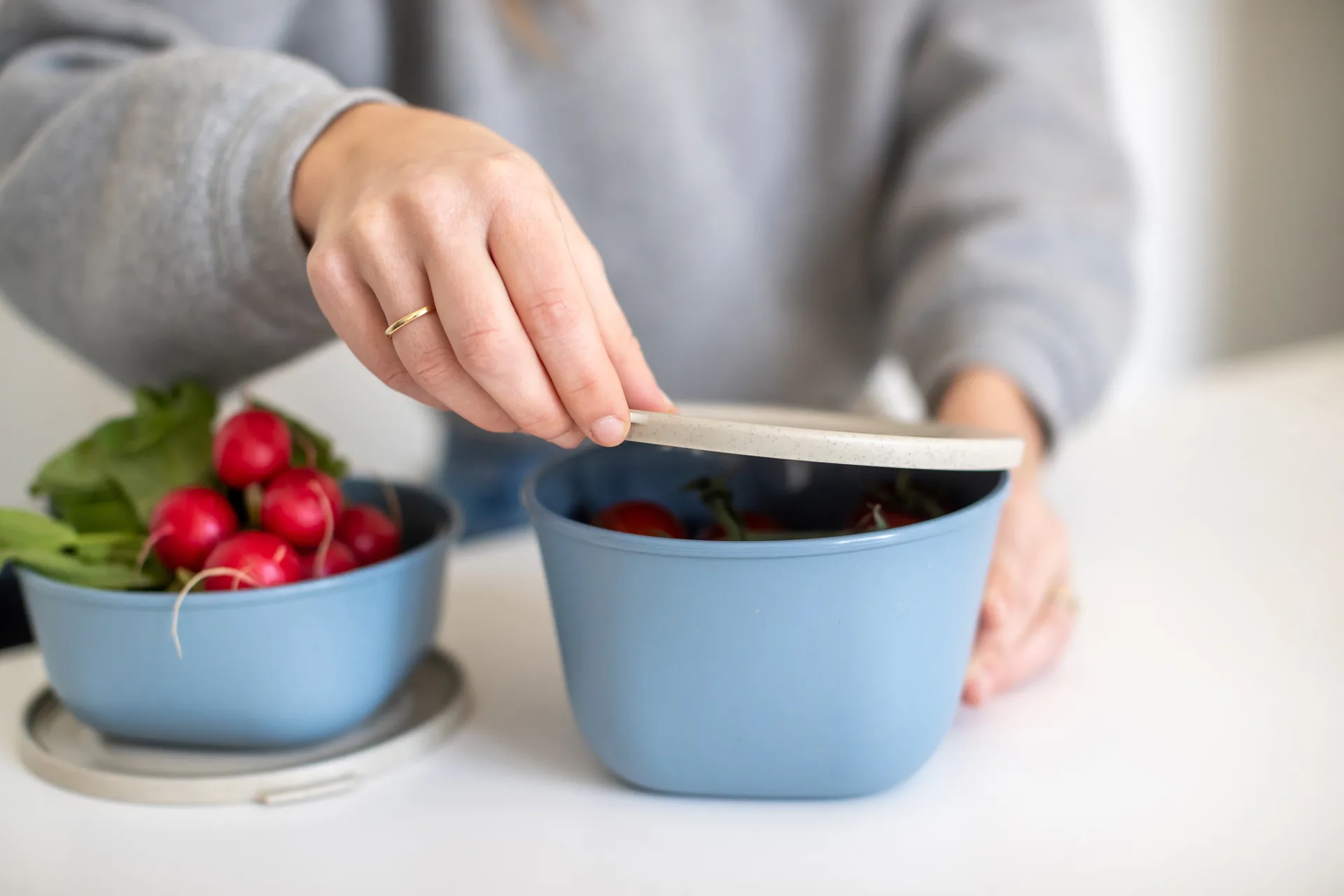 Connect ボウル+蓋 1 L バイオサーキュラー熱可塑性プラスチック製, Nature flower blue Koziol