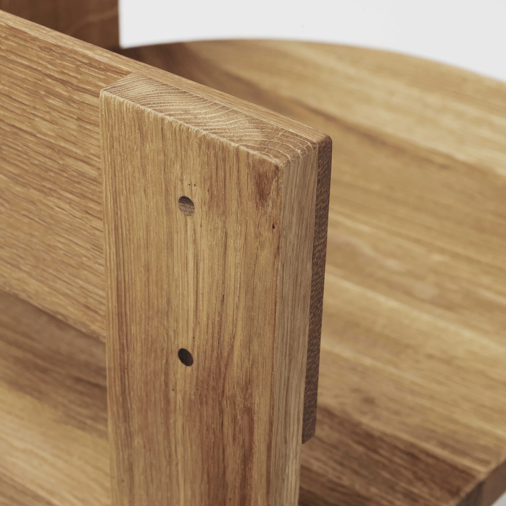 Collector チェア, Warm lacquered oak-walnut Kristina Dam Studio