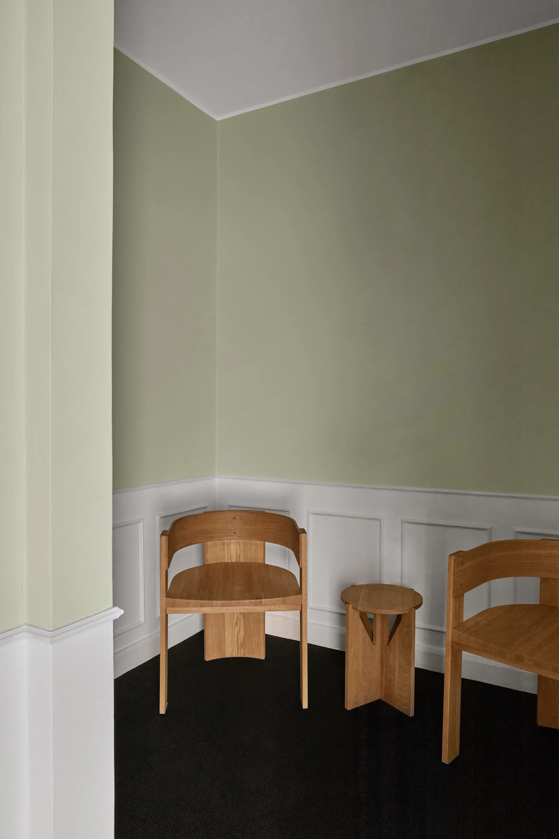 Collector チェア, Warm lacquered oak-walnut Kristina Dam Studio