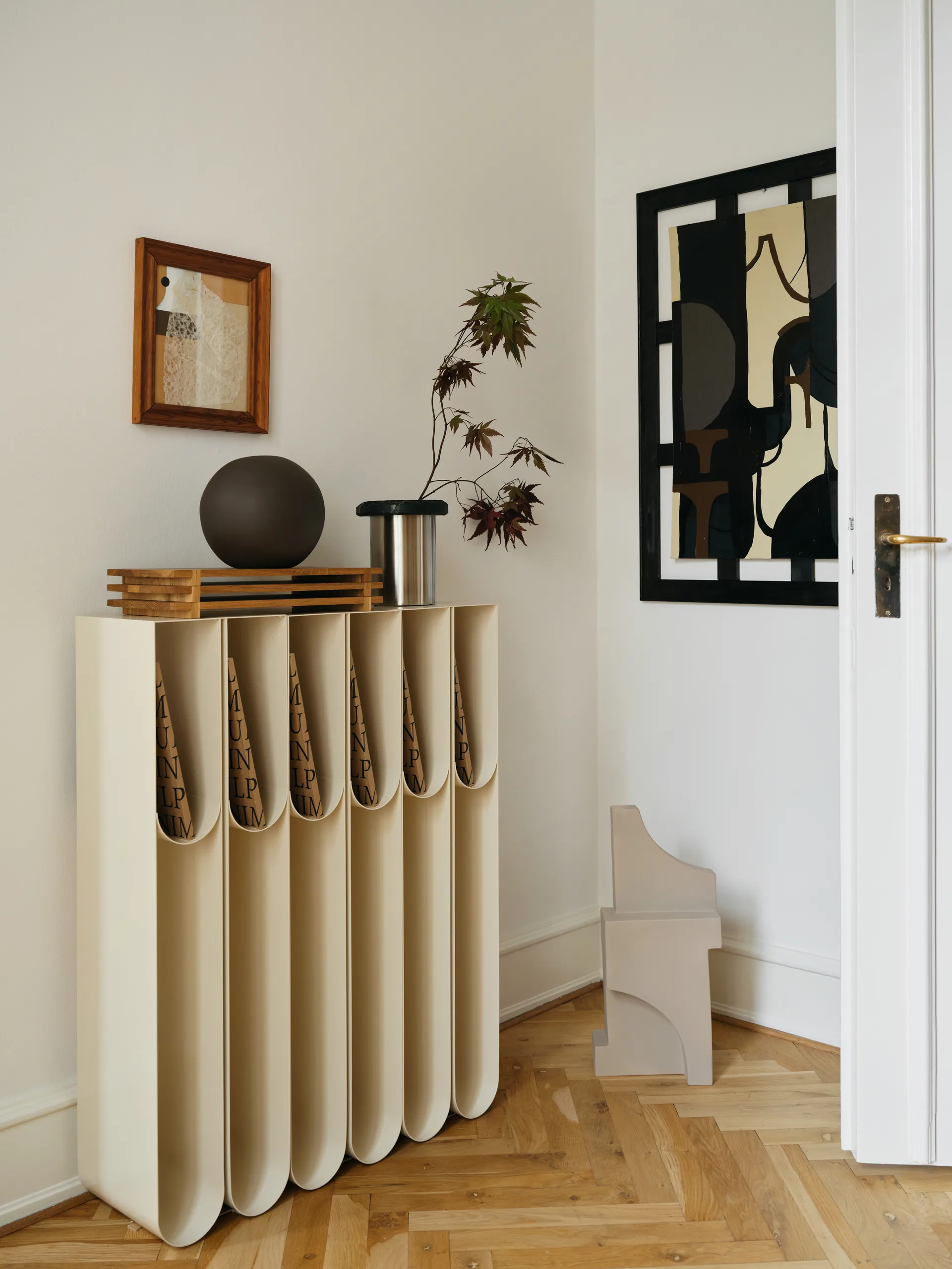 Curved ペデスタル, Beige Kristina Dam Studio