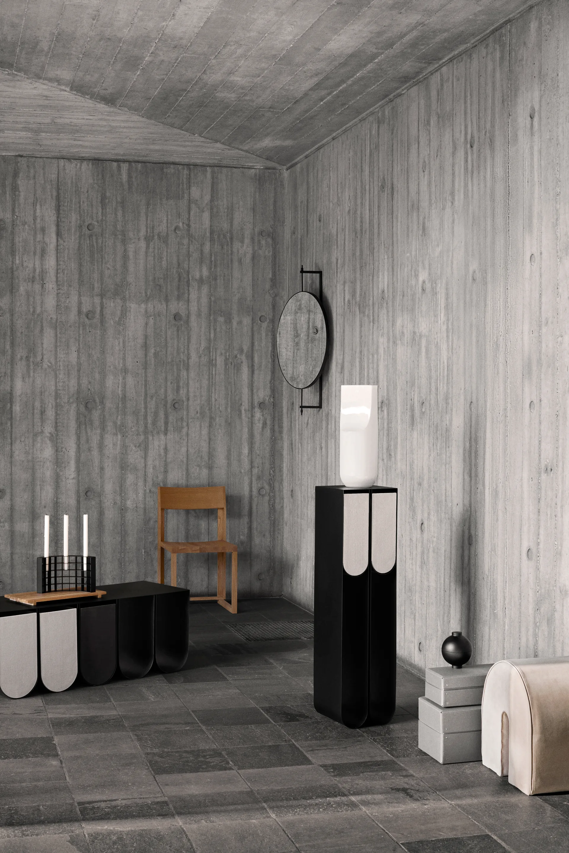 Curved ペデスタル, Black Kristina Dam Studio