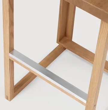 Outline バースツール 75 cm - Warm lacquered oak–brushed steel - Kristina Dam Studio