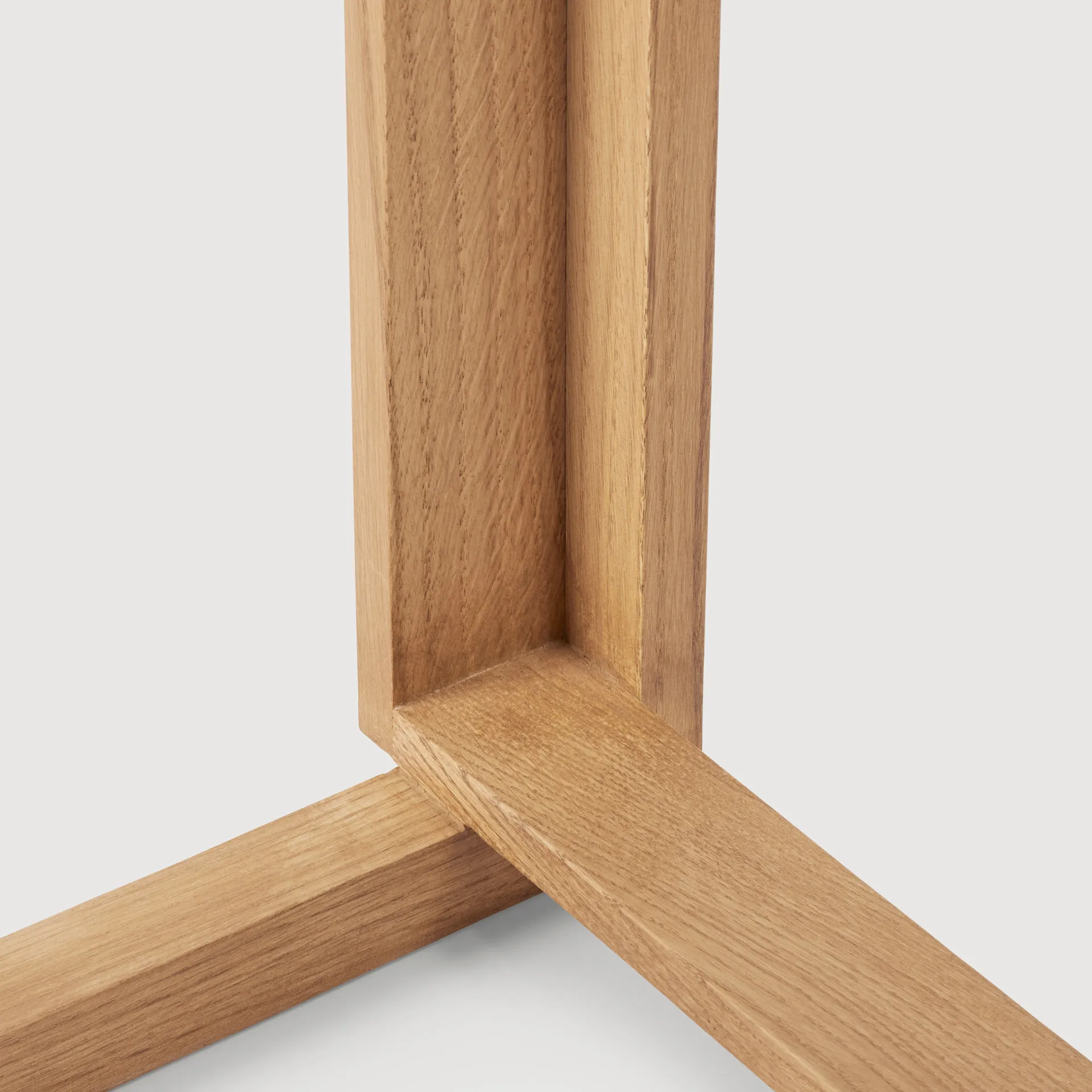 Outline バースツール 75 cm, Warm lacquered oak–brushed steel Kristina Dam Studio