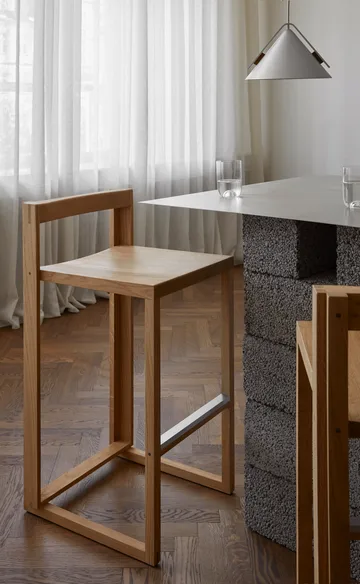 Outline バースツール 75 cm - Warm lacquered oak–brushed steel - Kristina Dam Studio