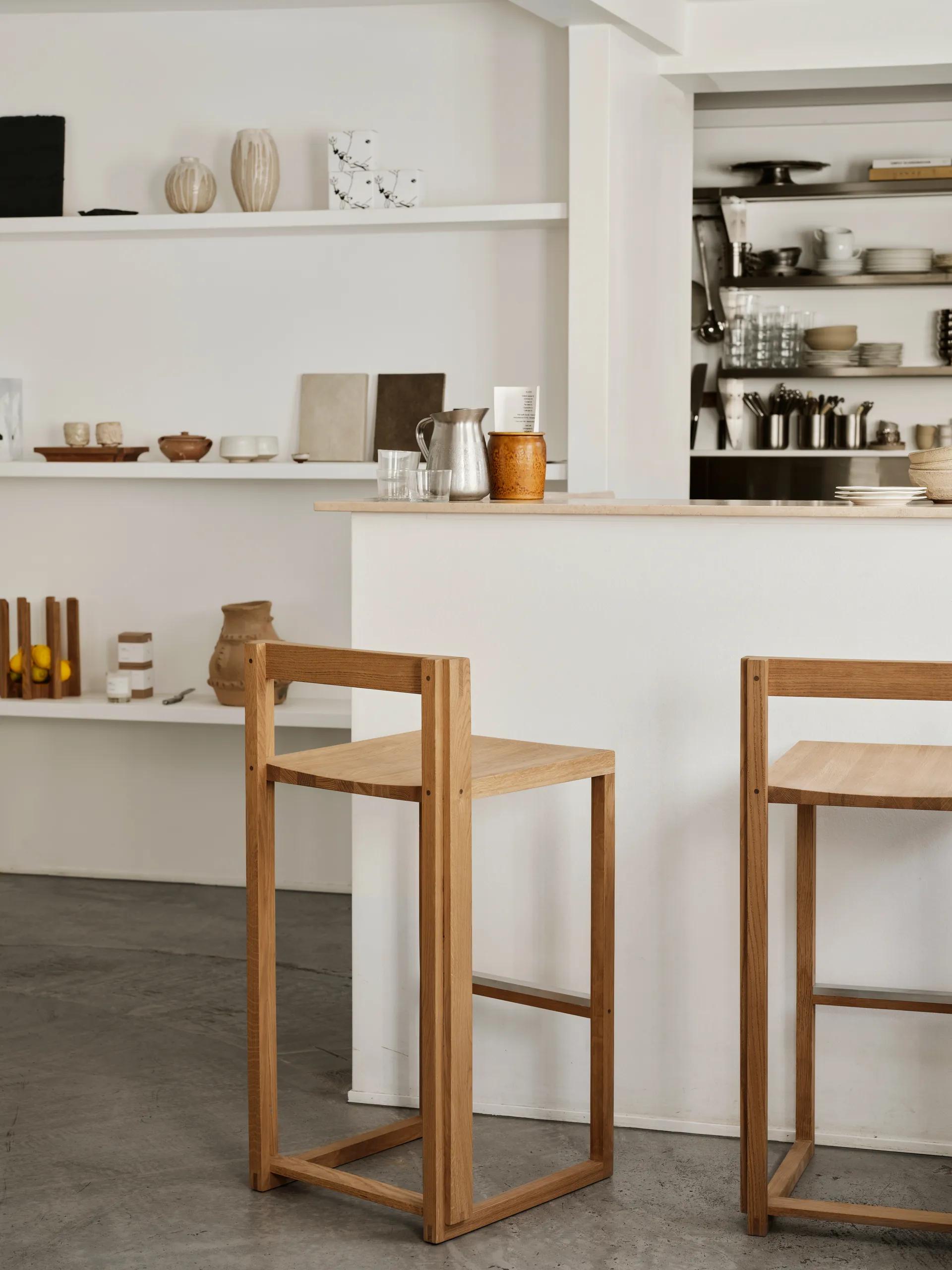 Outline バースツール 75 cm, Warm lacquered oak–brushed steel Kristina Dam Studio