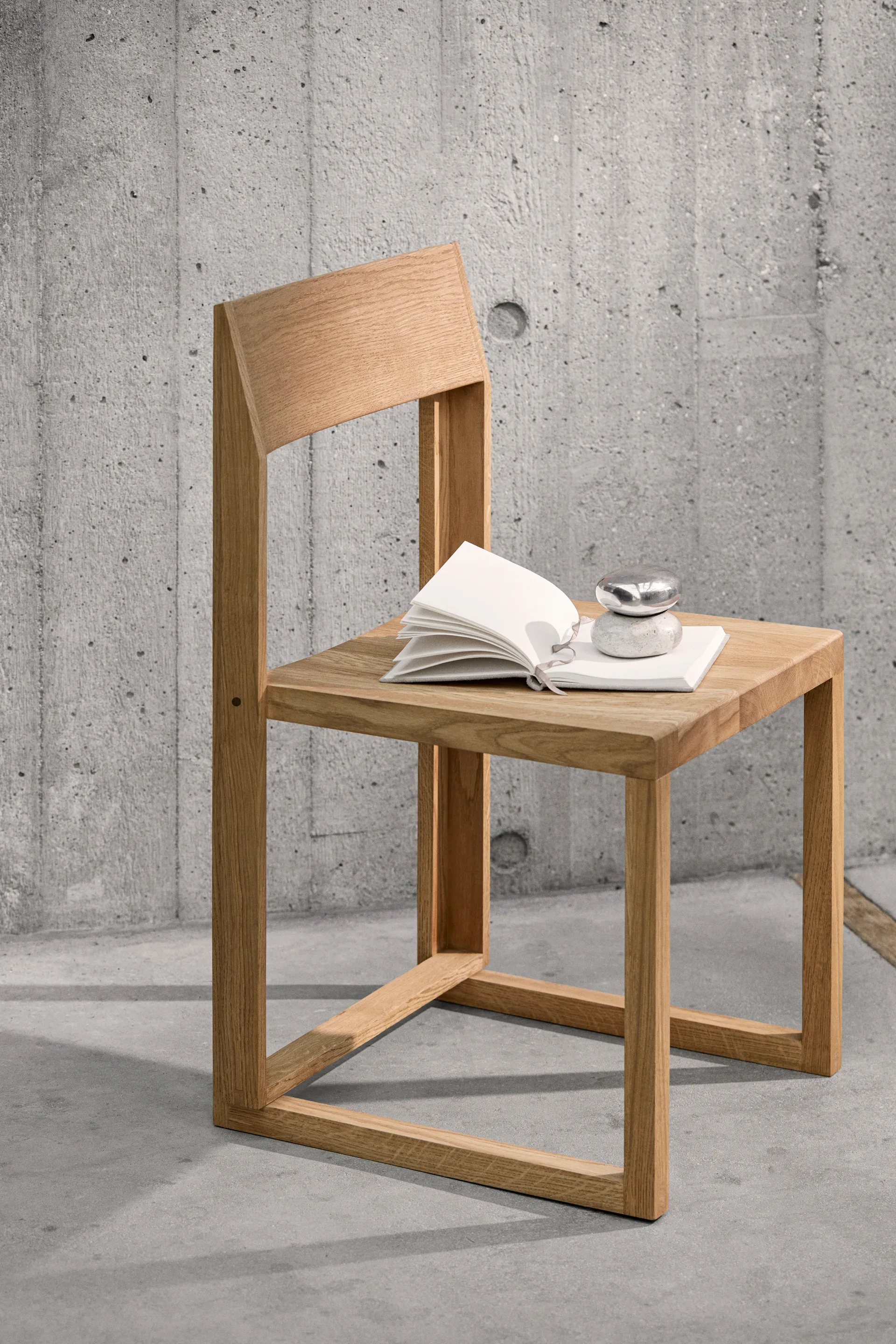 Outline チェア, Warm lacquered oak-walnut Kristina Dam Studio