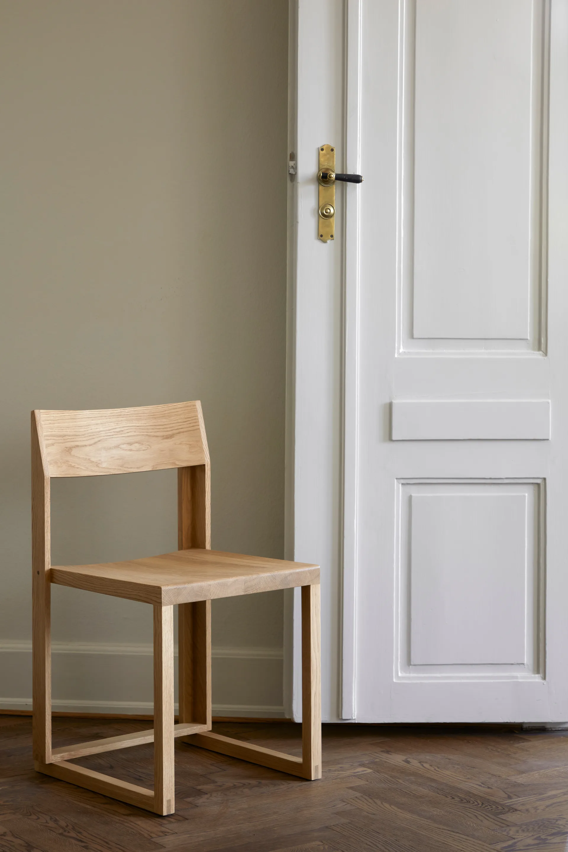 Outline チェア, Warm lacquered oak-walnut Kristina Dam Studio