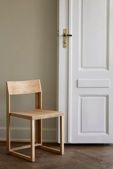 Outline チェア - Warm lacquered oak-walnut - Kristina Dam Studio