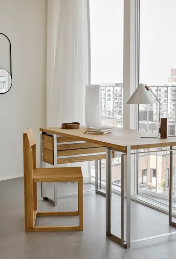 Outline チェア - Warm lacquered oak-walnut - Kristina Dam Studio