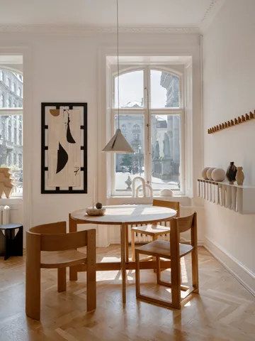 Outline チェア - Warm lacquered oak-walnut - Kristina Dam Studio