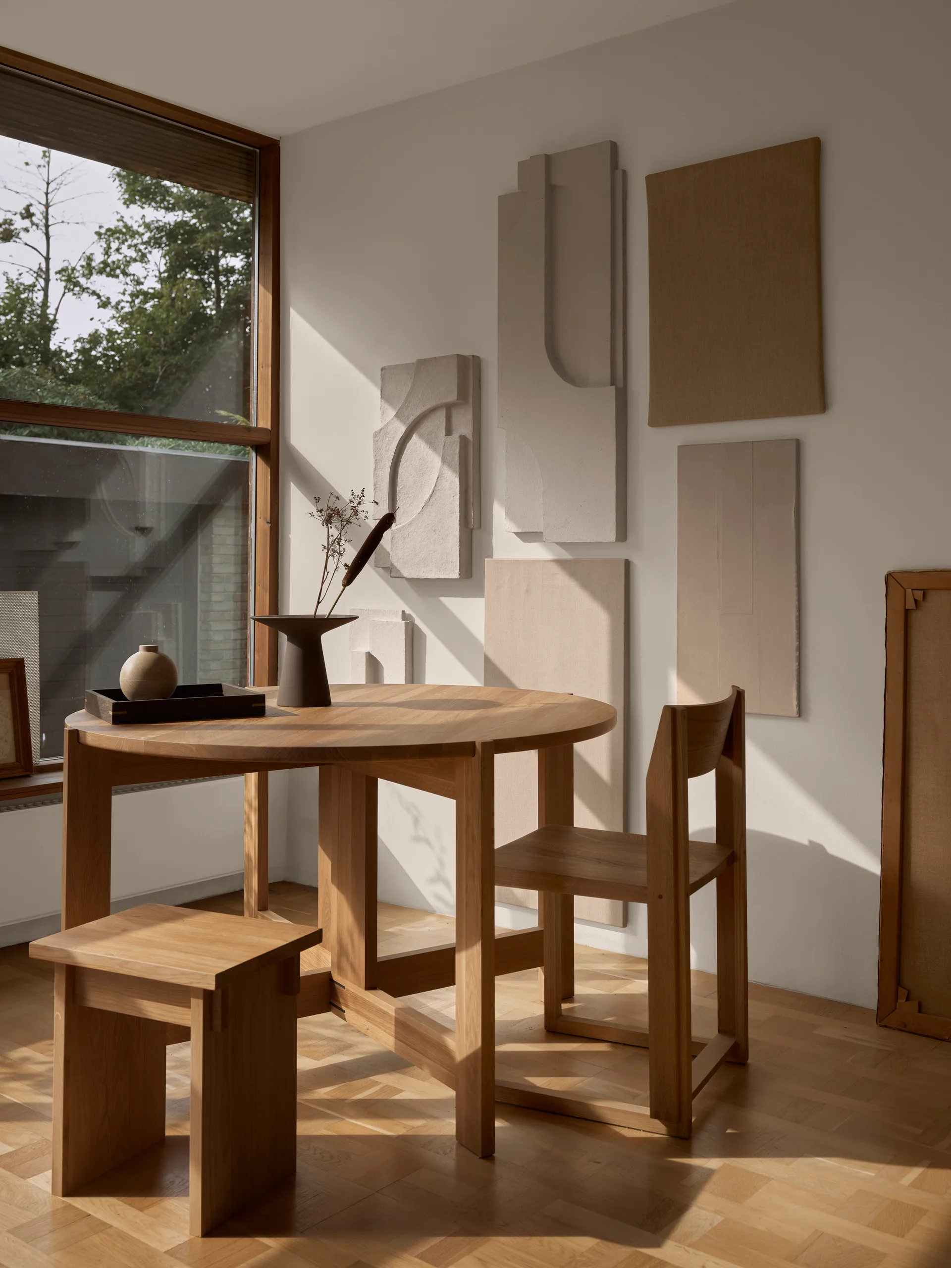 Outline チェア, Warm lacquered oak-walnut Kristina Dam Studio