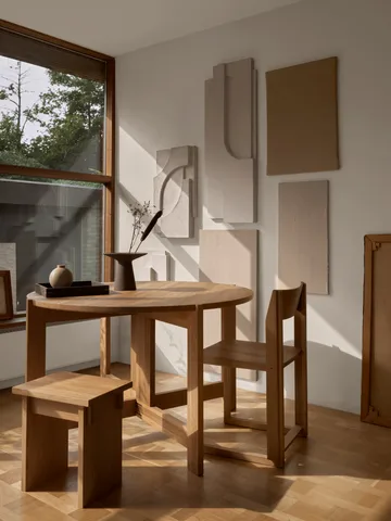 Outline チェア - Warm lacquered oak-walnut - Kristina Dam Studio