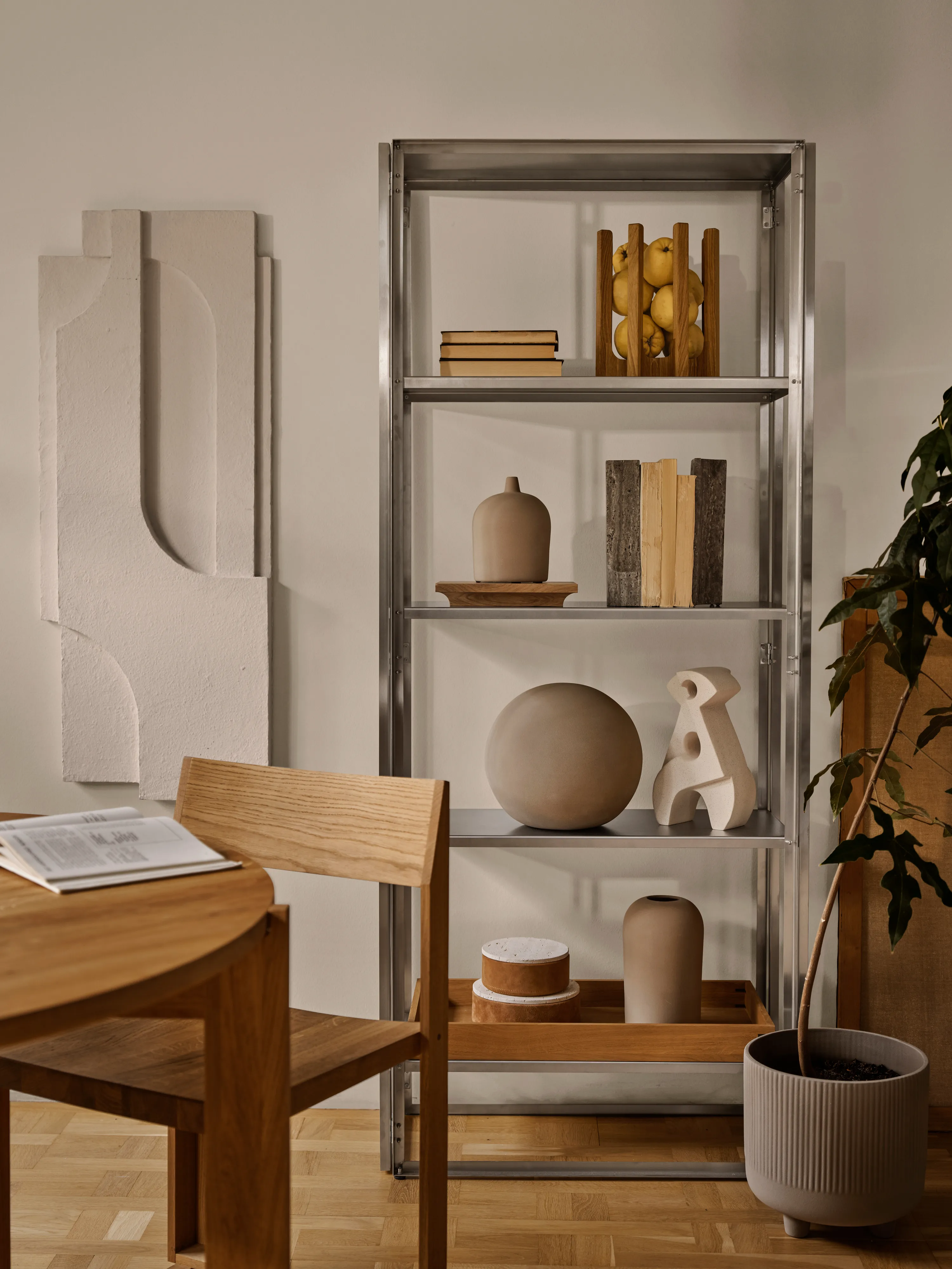 Kristina Dam Studio からのSerif Relief ウォールデコレーション L