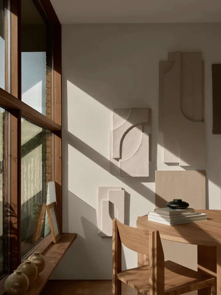 Kristina Dam Studio からのSerif Relief ウォールデコレーション S