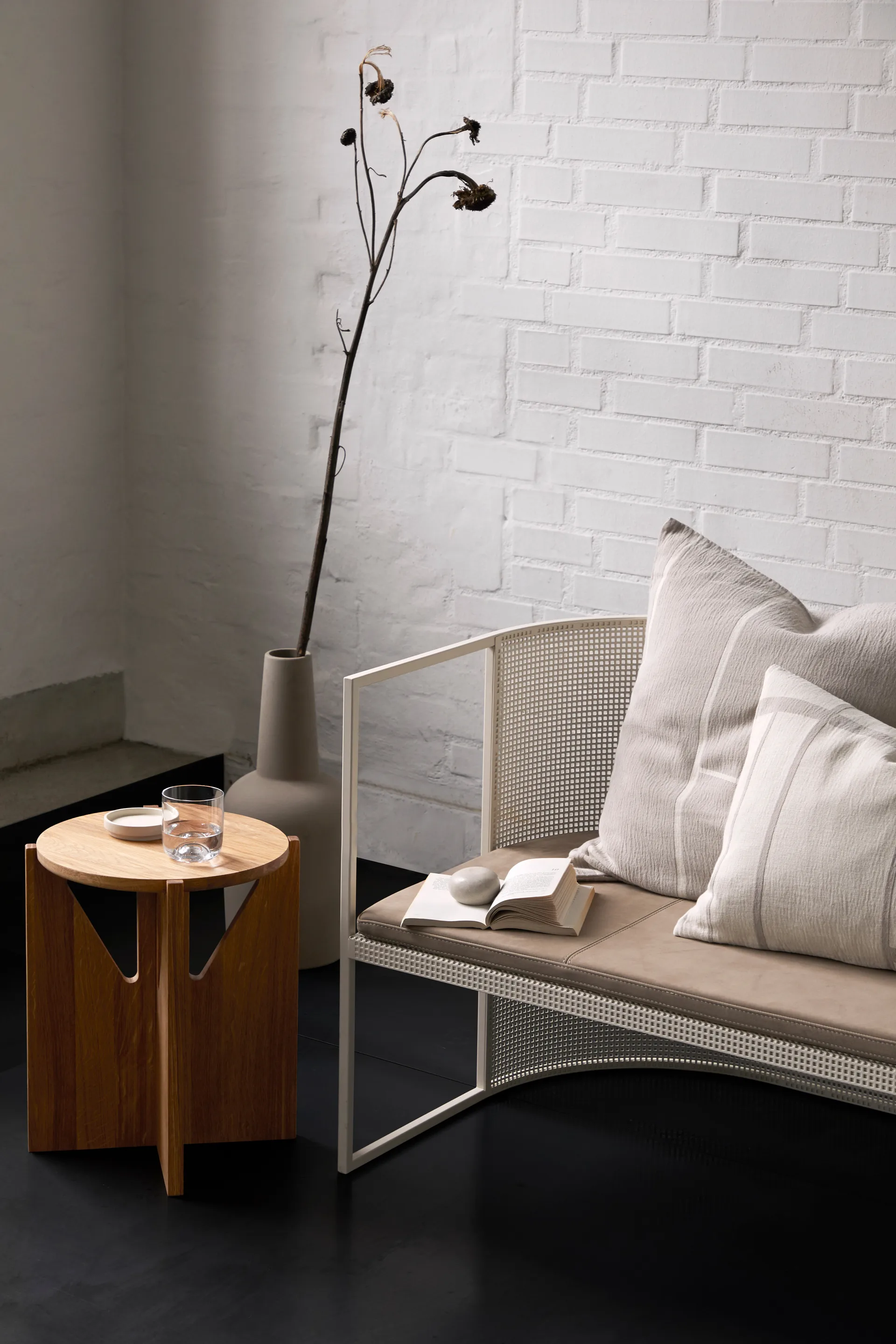 Simple スツール Ø36 cm, Warm lacquered oak Kristina Dam Studio