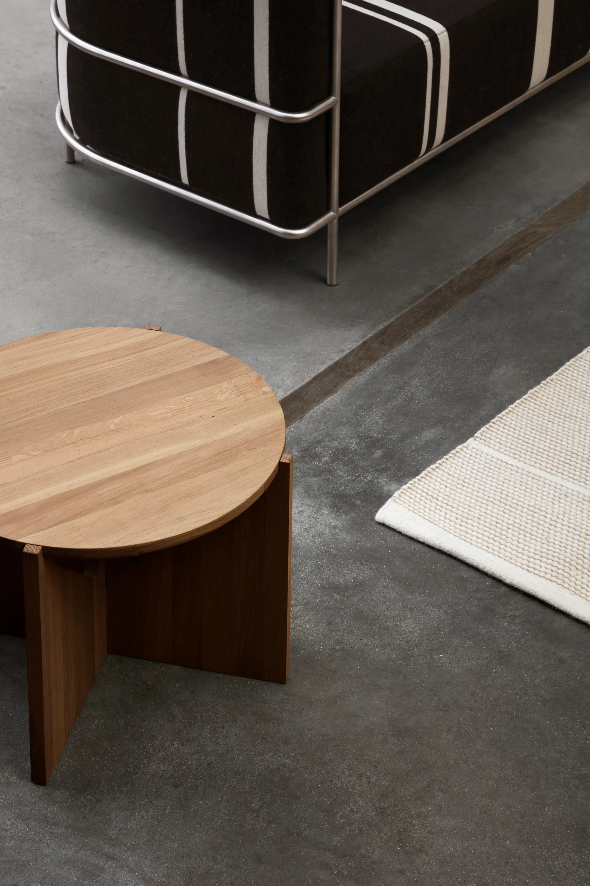 Simple コーヒーテーブル Ø52 cm, Warm lacquered oak Kristina Dam Studio