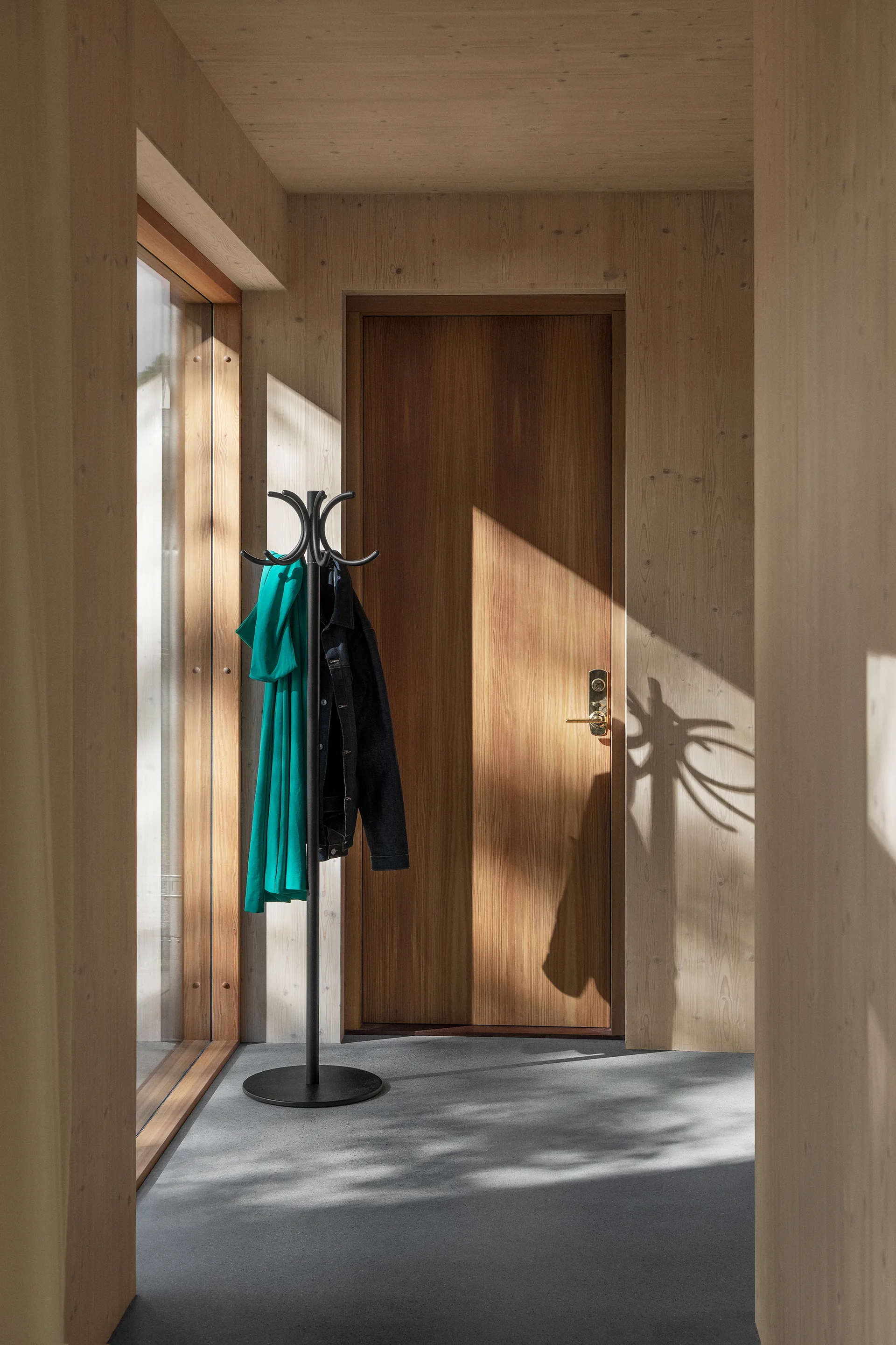 S70-12 コートラック, Black texture Lammhults | ラムホルツ