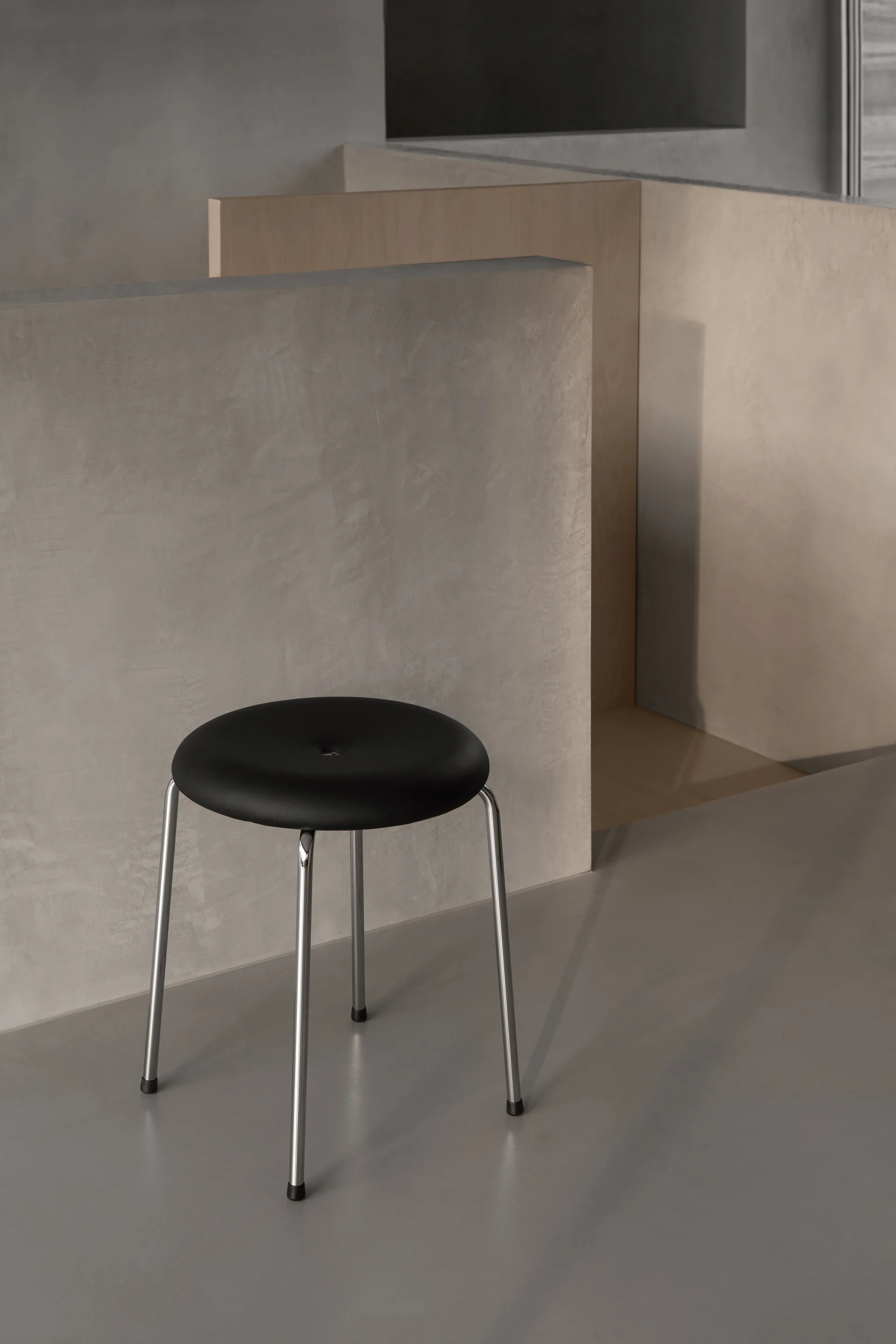 Stool ベンチ, Black leather–chrome frame, 45 cm Lammhults | ラムホルツ