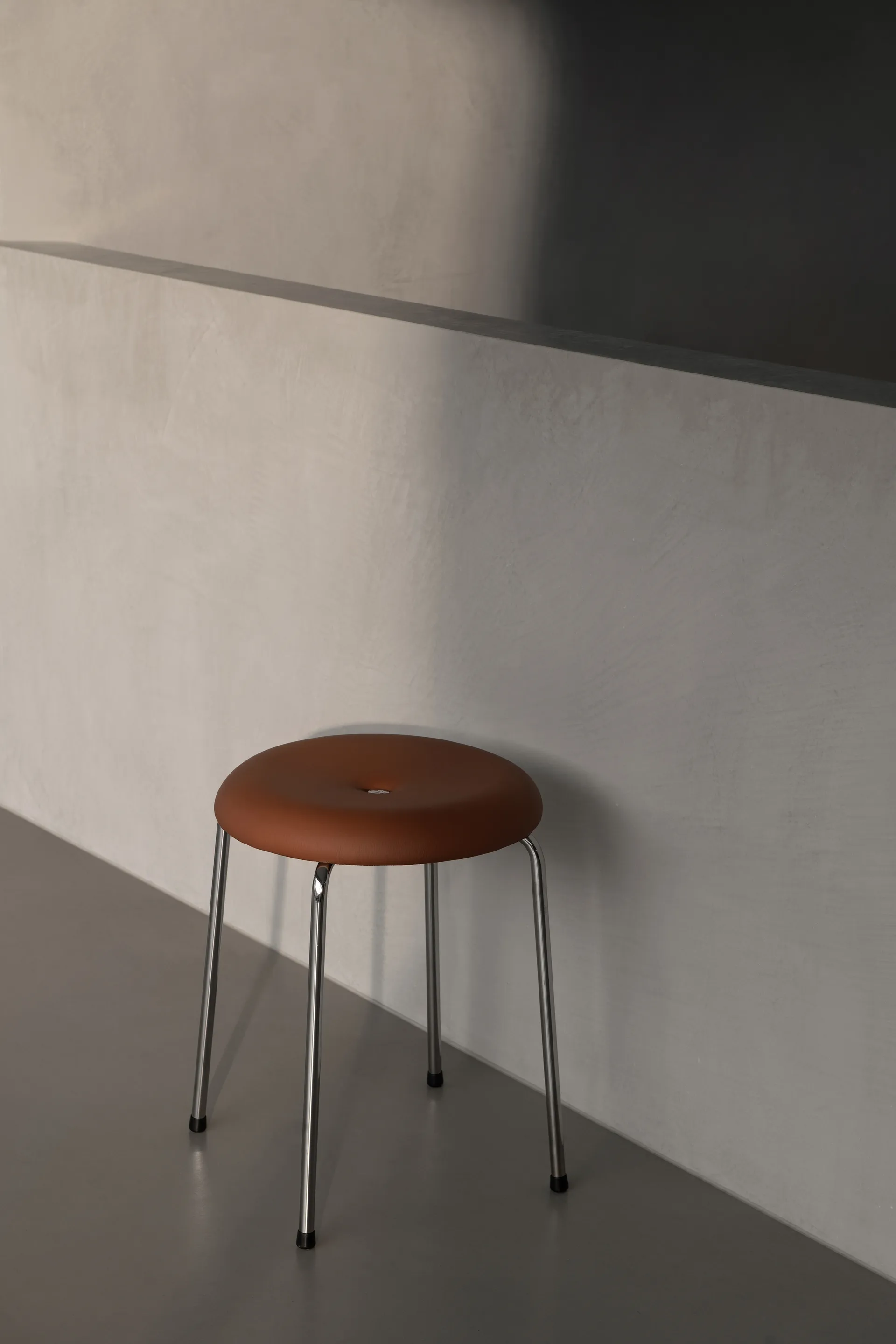 Stool ベンチ, Cognac leather–chrome frame, 45 cm Lammhults | ラムホルツ