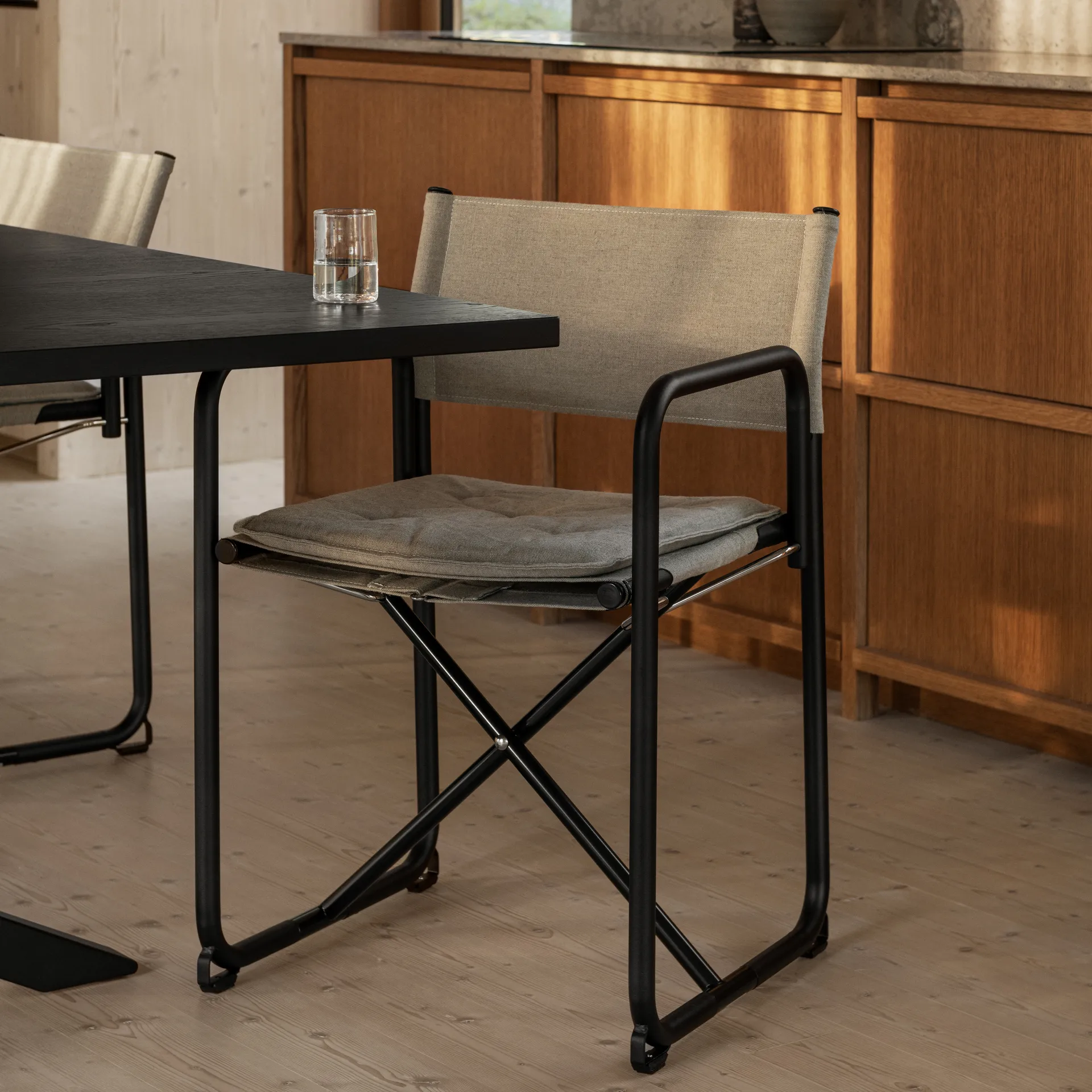 X75-2 アームチェア, Linen weave natural–chrome legs Lammhults | ラムホルツ