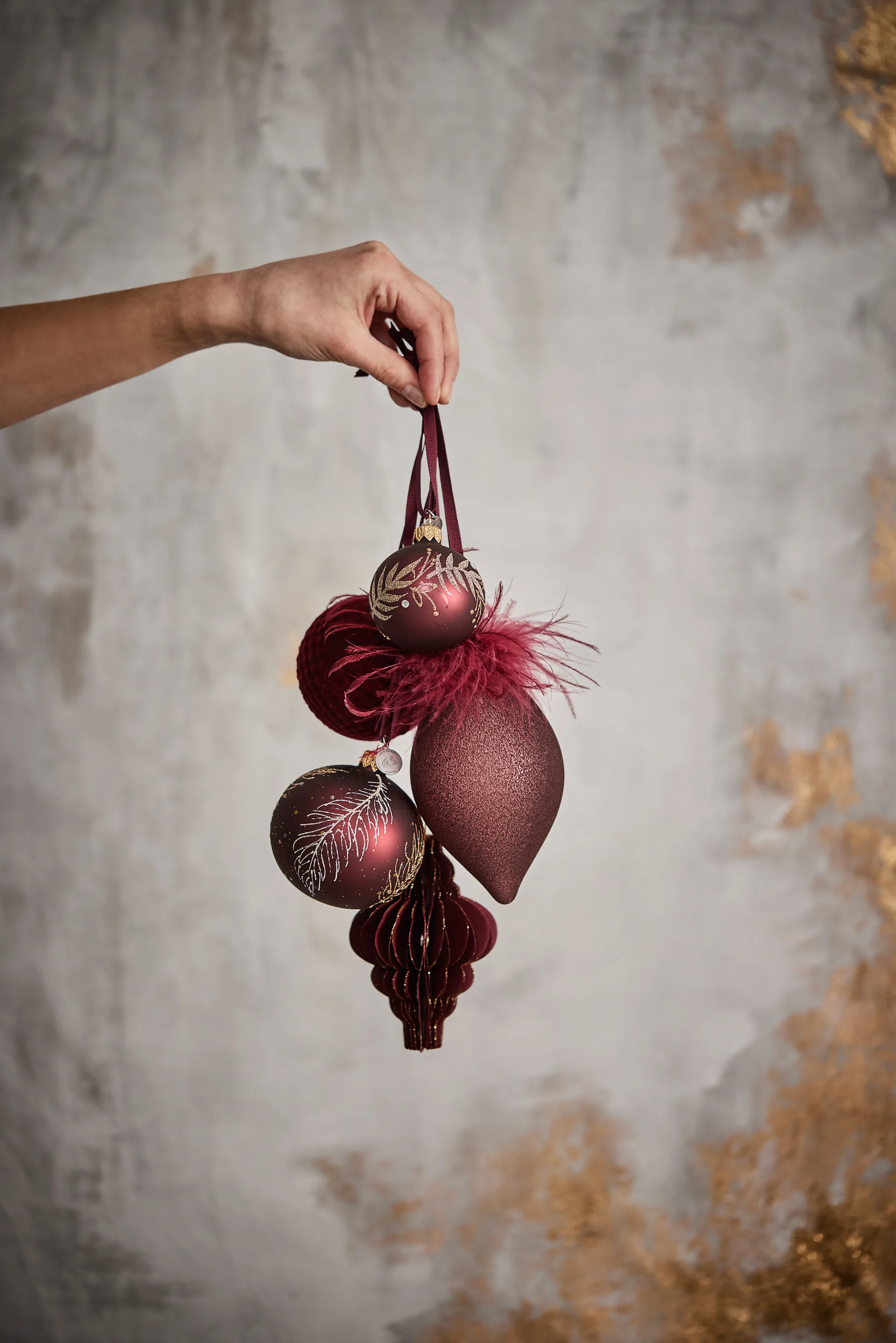 Cadelia オーナメント with leaf Ø6 cm, pomegranate-light gold Lene Bjerre