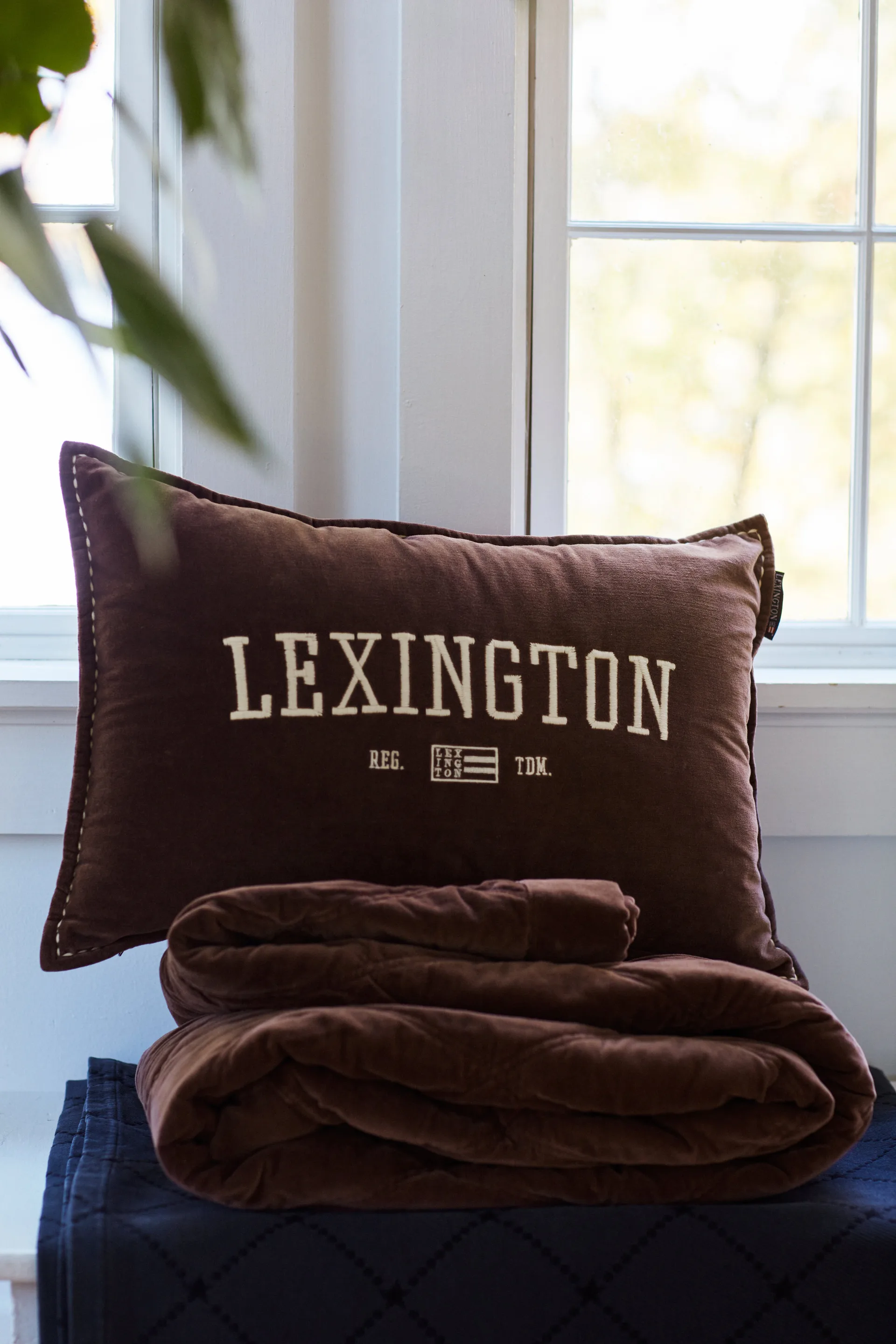 ロゴ メッセージ オーガニックコットン ベルベット クッションカバー 40x60 cm, Brown Lexington | レキシントン
