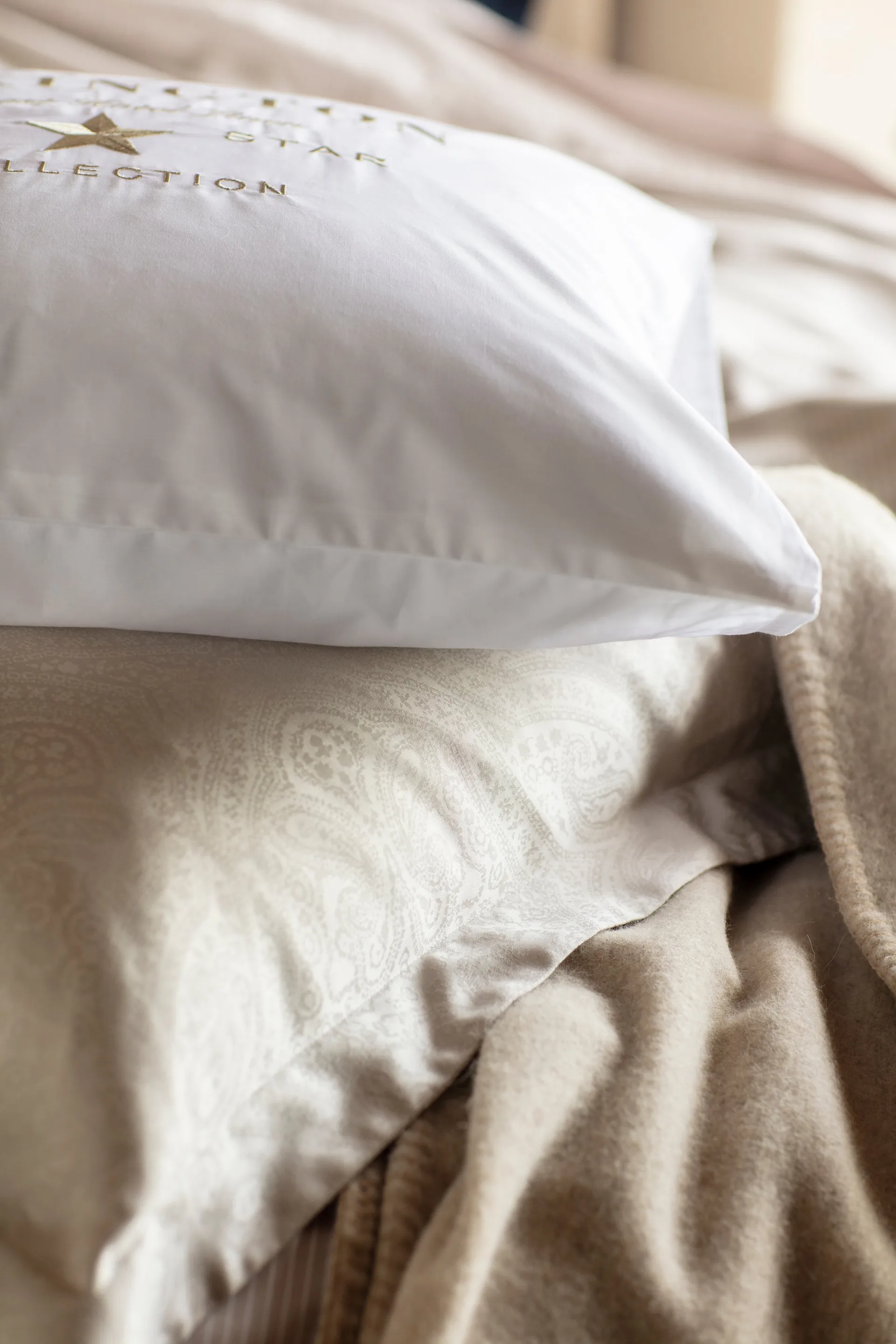 Hotel Embroidery ピローケース 50x60 cm, White-light beige Lexington | レキシントン