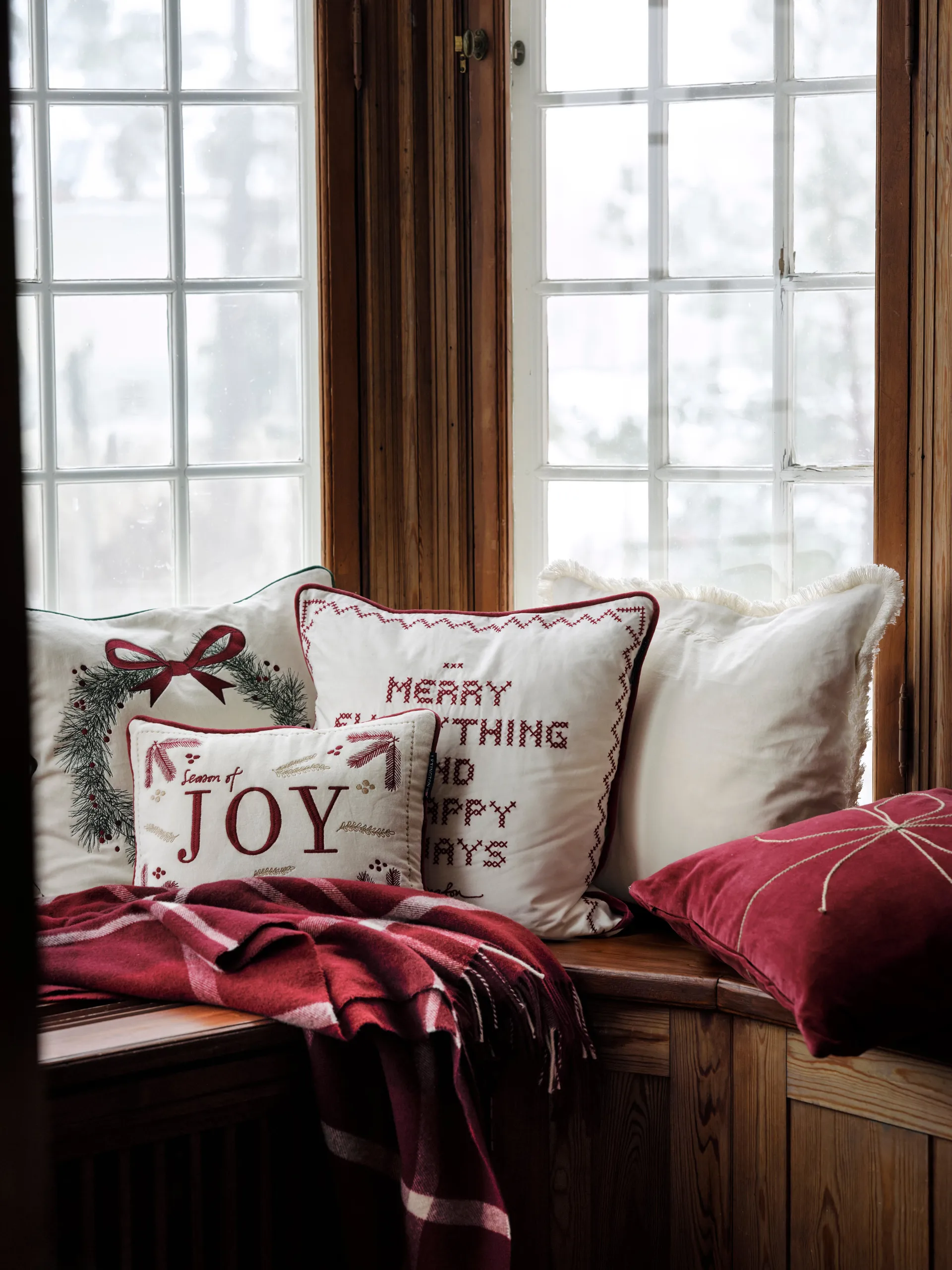 Joy オーガニックコットン ベルベットクッション 30x40 cm, White-Red Lexington | レキシントン