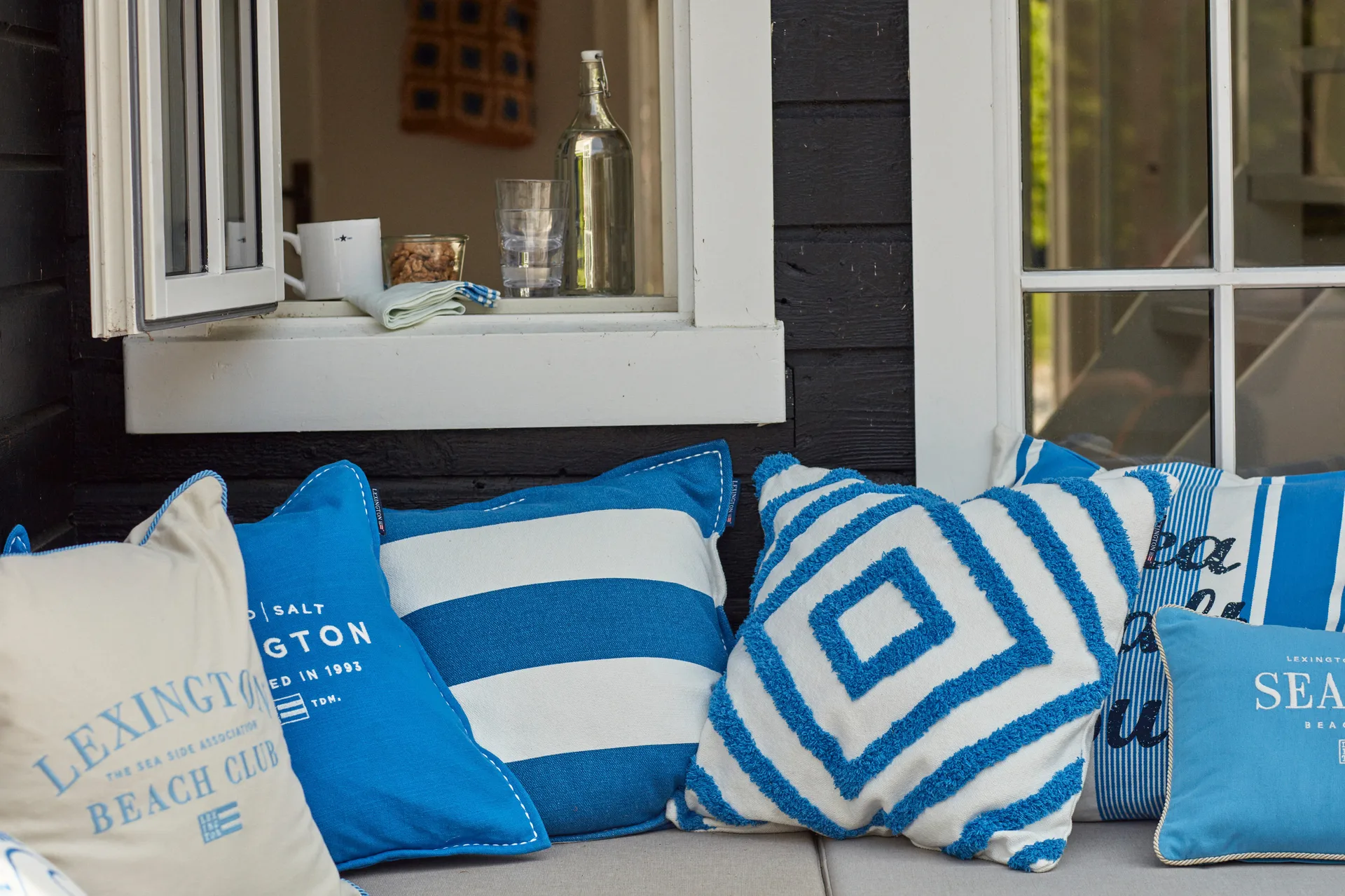 Sea Sand Salt ロゴ刺繍ピローケース 50x50 cm, Blue-white Lexington | レキシントン