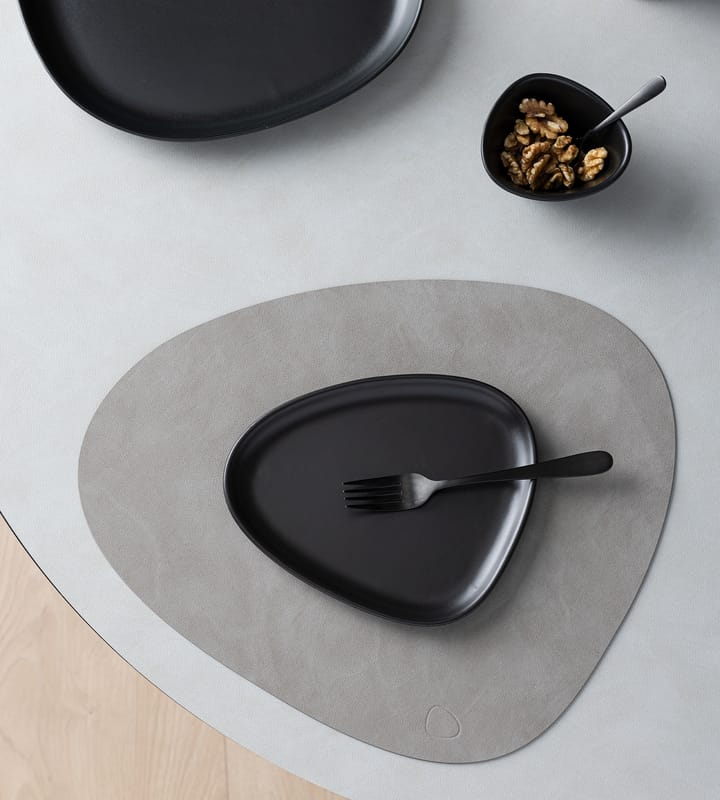 Curve Stoneware スモール プレート 19x22 cm, black LIND DNA | リンド ディーエヌエー