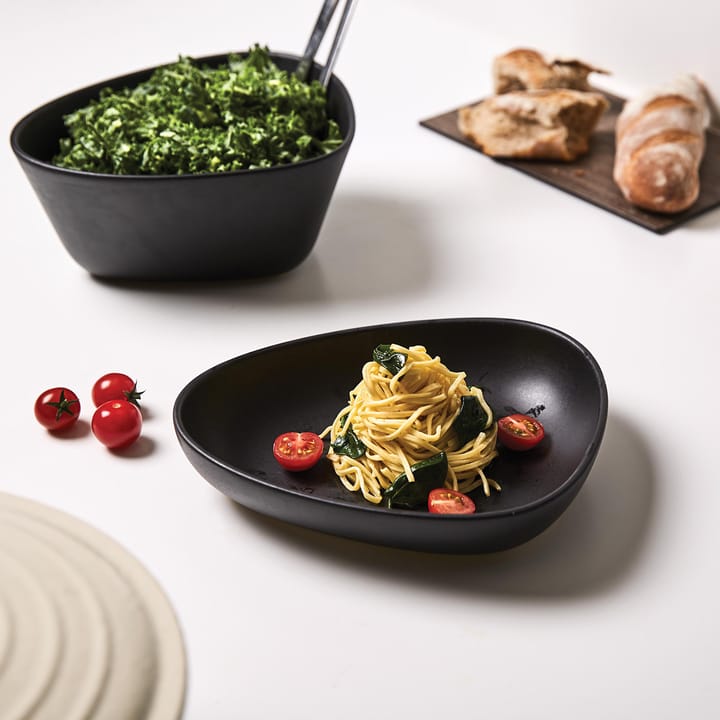 Curve Stoneware ディーププレート 19x22 cm, black LIND DNA | リンド ディーエヌエー