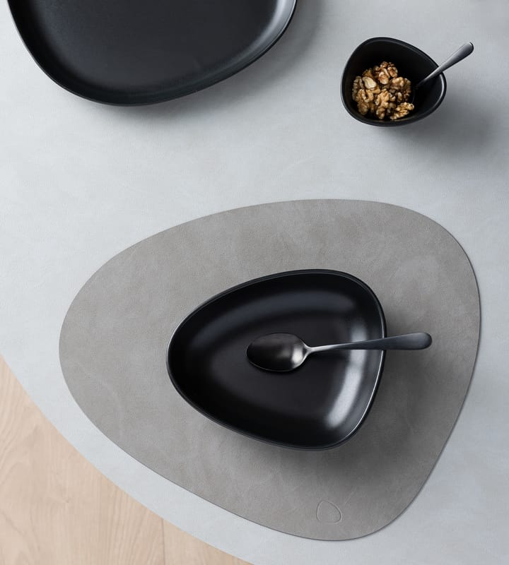 Curve Stoneware ディーププレート 19x22 cm, black LIND DNA | リンド ディーエヌエー