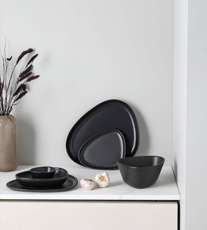 Curve Stoneware ディーププレート 19x22 cm, black LIND DNA | リンド ディーエヌエー