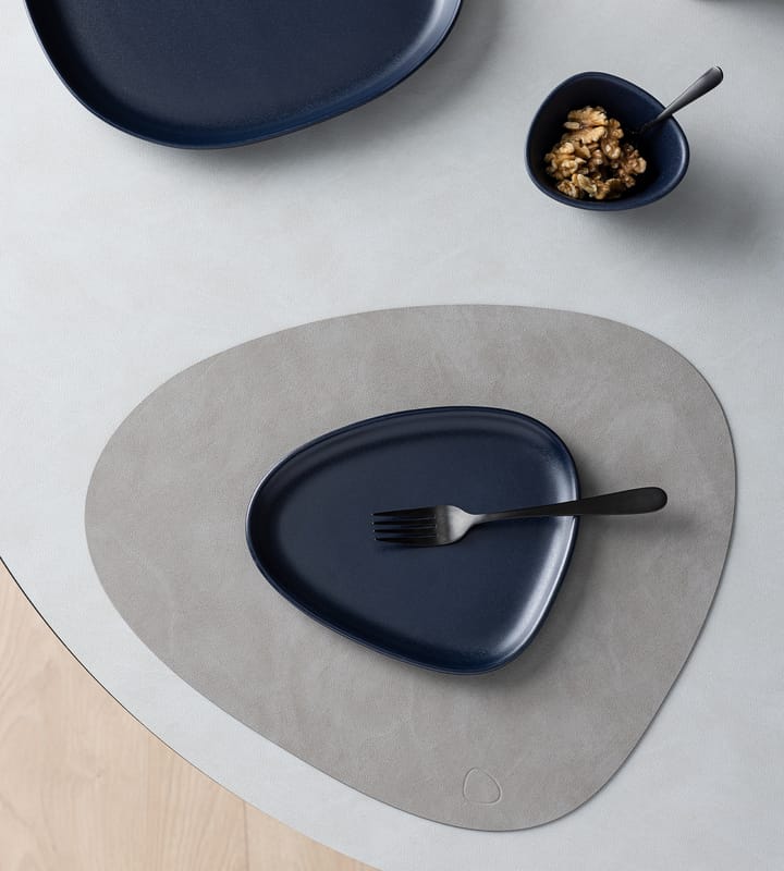 Curve Stoneware スモール プレート 19x22 cm, navy blue LIND DNA | リンド ディーエヌエー