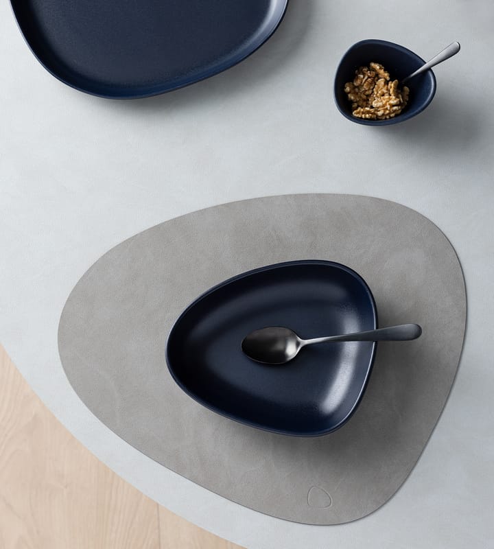 Curve Stoneware ディーププレート 19x22 cm, navy blue LIND DNA | リンド ディーエヌエー