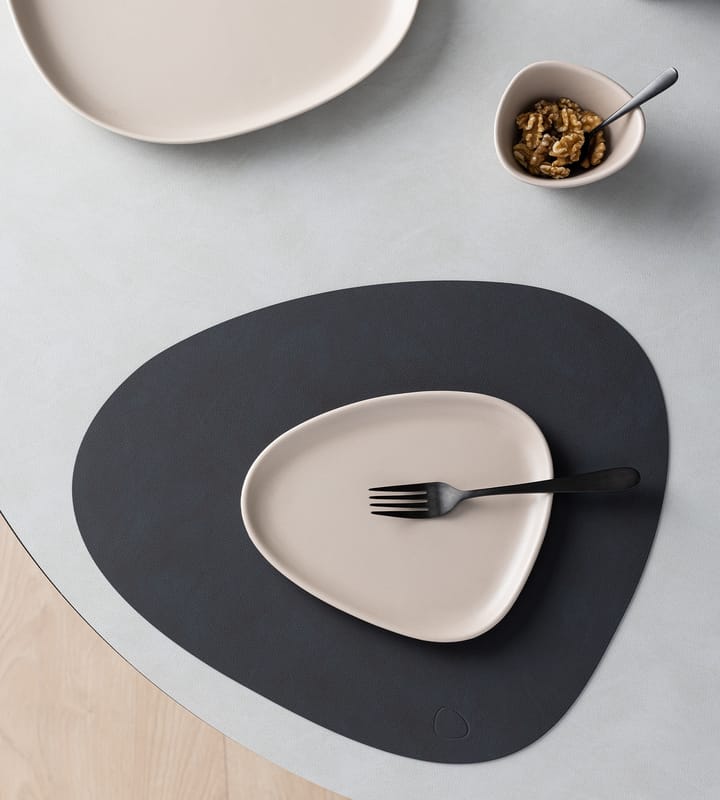 Curve Stoneware スモール プレート 19x22 cm, Sand LIND DNA | リンド ディーエヌエー