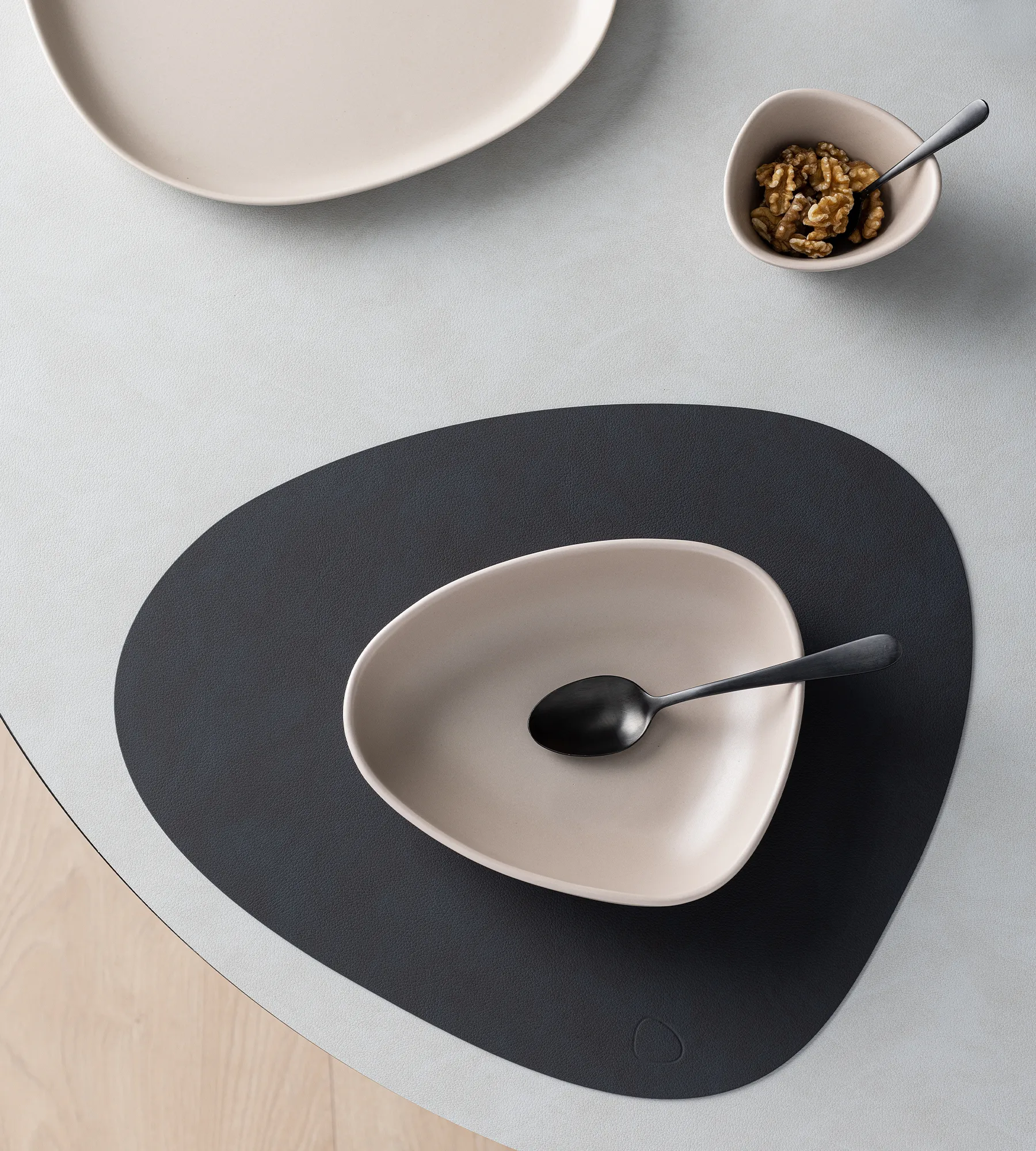 Curve Stoneware ディーププレート 19x22 cm, Sand LIND DNA | リンド ディーエヌエー