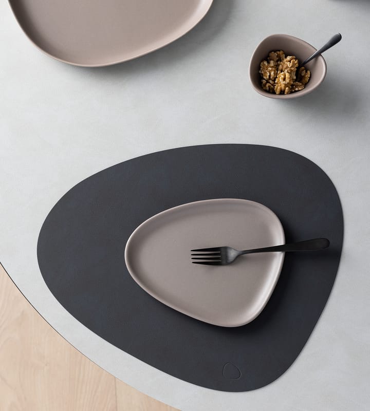 Curve Stoneware スモール プレート 19x22 cm, Warm Grey LIND DNA | リンド ディーエヌエー