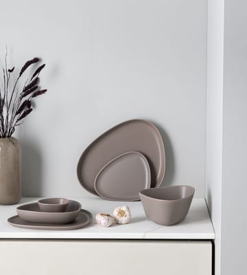 Curve Stoneware スモール プレート 19x22 cm - Warm Grey - LIND DNA | リンド ディーエヌエー