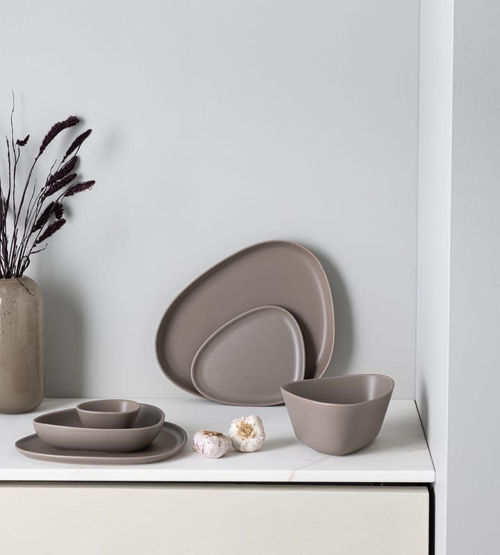 Curve Stoneware スモール プレート 19x22 cm, Warm Grey LIND DNA | リンド ディーエヌエー