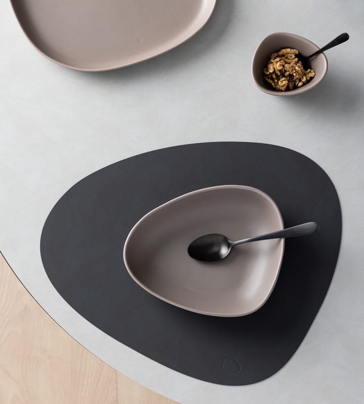 Curve Stoneware ディーププレート 19x22 cm, Warm Grey LIND DNA | リンド ディーエヌエー