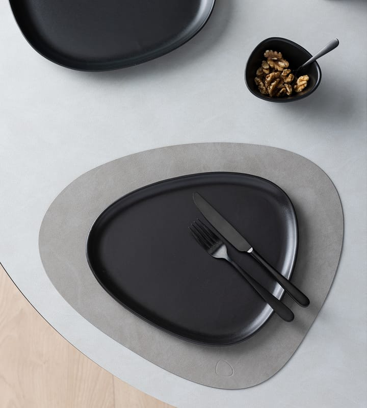 Curve Stoneware プレート 26x30 cm, black LIND DNA | リンド ディーエヌエー