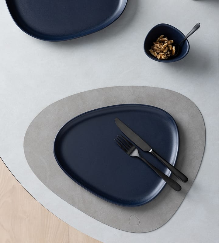 Curve Stoneware プレート 26x30 cm, navy blue LIND DNA | リンド ディーエヌエー