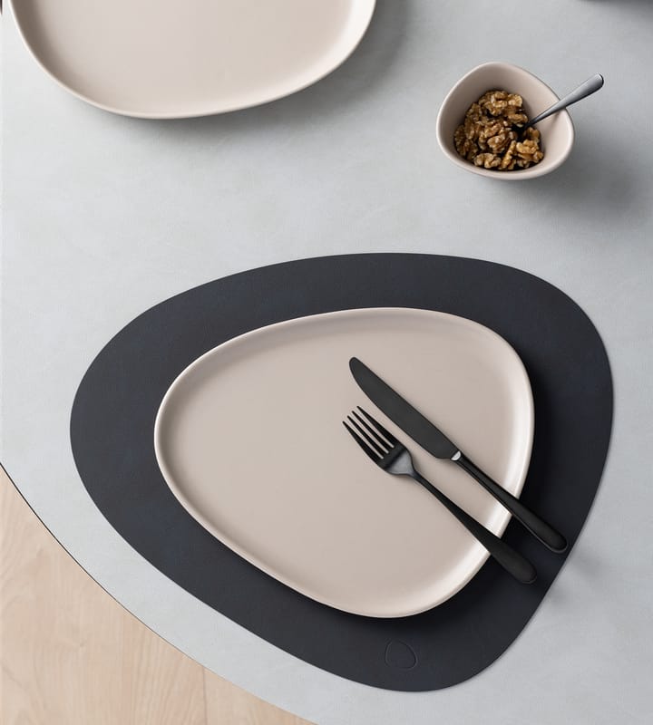Curve Stoneware プレート 26x30 cm, Sand LIND DNA | リンド ディーエヌエー
