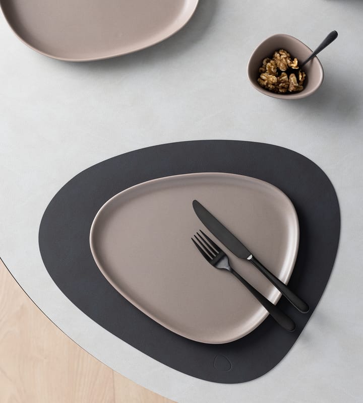 Curve Stoneware プレート 26x30 cm, Warm Grey LIND DNA | リンド ディーエヌエー