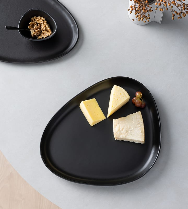 Curve Stoneware サービングソーサー 30x35 cm, black LIND DNA | リンド ディーエヌエー