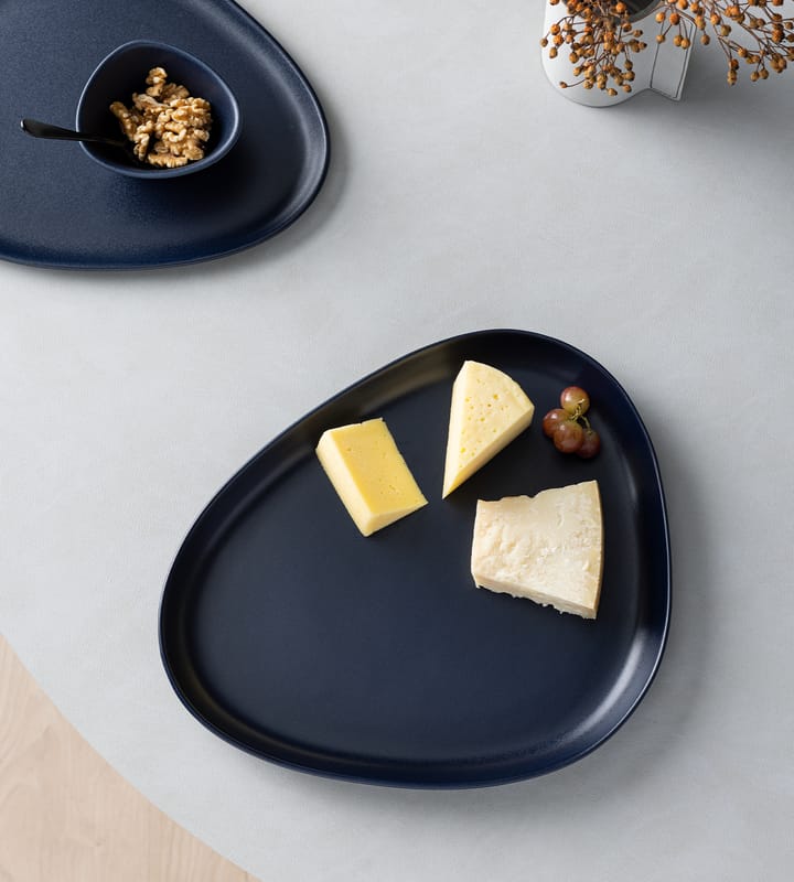 Curve Stoneware サービングソーサー 30x35 cm, navy blue LIND DNA | リンド ディーエヌエー